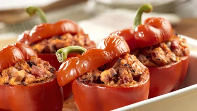 Estos pimientos rellenos con salsa de pollo y tomate iluminarán tu día