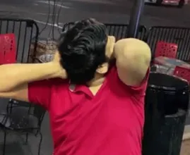 bizarro! Este homem pode virar a cabeça quase 180 graus