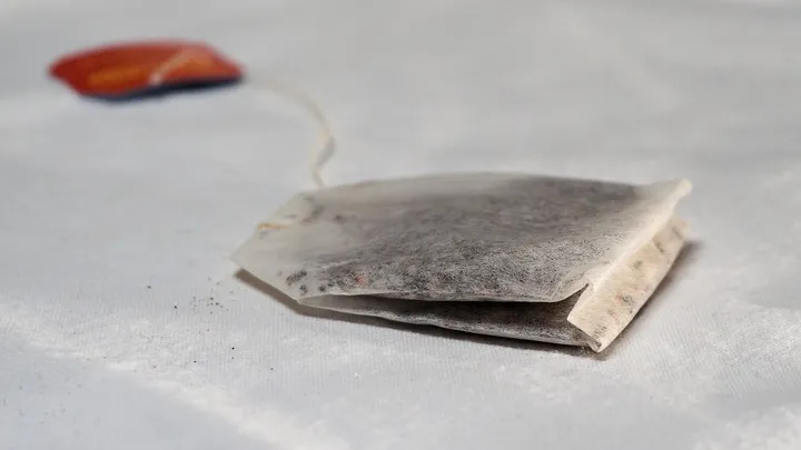 Elle met un sachet de thé dans la vaisselle sale, dès que vous savez pourquoi vous allez le faire tout de suite!