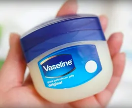 Dit is waarom mensen massaal vaseline op hun gezicht smeren voor het slapengaan