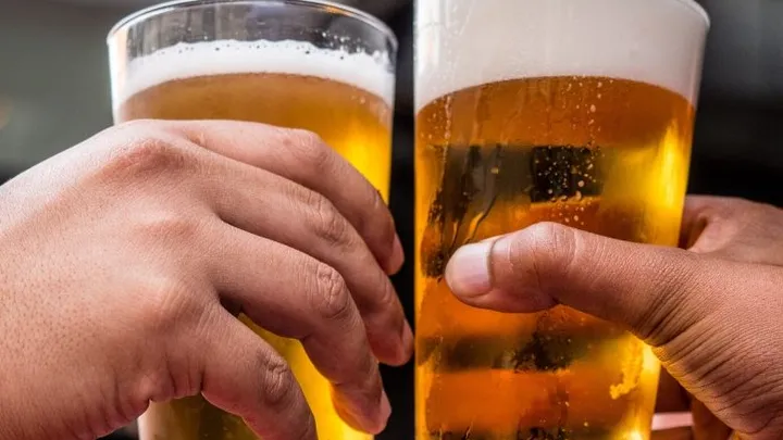Alcohol drinken met dit warme weer is niet slim en DIT is waarom