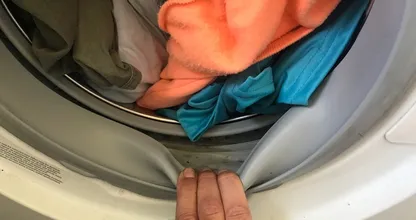 ¿Tu ropa a veces apesta después del lavado? Hay una solución simple, pero nadie parece saberla