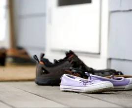 De reden waarom je nooit schoenen in huis zou moeten dragen