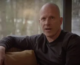 Maxim Hartman besmet met corona en haalt hard uit naar Lange Frans