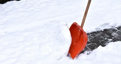 Om deze redenen kun je je stoep beter niet sneeuwvrij maken