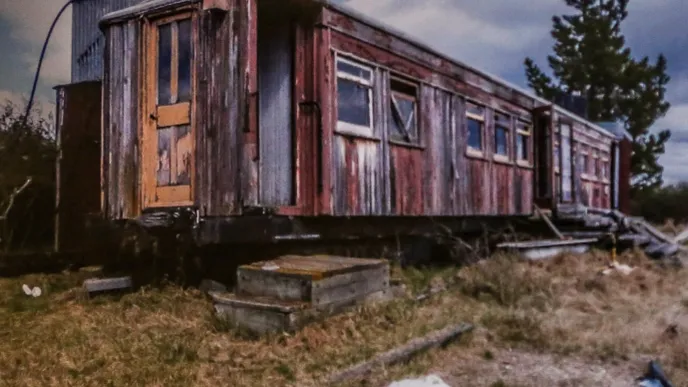 Eine ältere Frau lebt seit Jahrzehnten in einem alten Eisenbahnwaggon – aber warten Sie, bis Sie das Innere sehen!