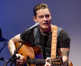 Douwe Bob vindt coronapaspoort discriminatie en cancelt tournee 
