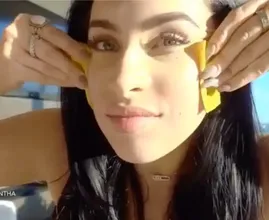 Esta mulher esfrega uma casca de banana em seu cabelo e rosto todos os dias e este é o motivo surpreendente!