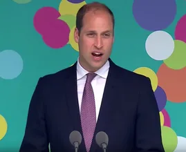 Prins William verrast fans die prinses Diana herdenken bij Kensington Palace