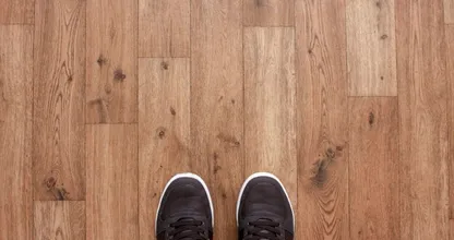 This is how you can remove black streaks from your wood floor