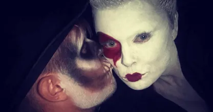 Wat een engerd! Herken jij deze bekende Nederlander in haar Halloween-kostuum?