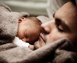 Das wussten wir auch noch nicht: es gibt einen Grund warum Babys zuerst 'Papa' und nicht 'Mama' sagen