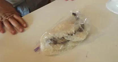 Er legt eine braune Banane in eine Tüte mit Wasser und Reis. Schaue dir selbst an was passiert - super praktisch