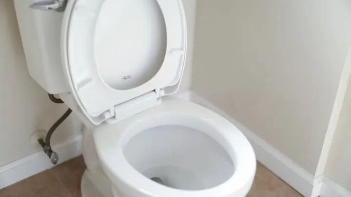 Verstopt toilet? Geen nood, met deze tip heb je hem zo ontstopt!