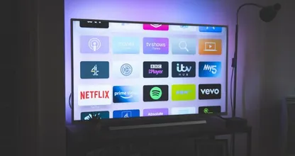 Aha: dit is waarom tv-kijken in het donker slecht zou zijn voor je ogen