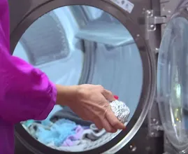 Uau: Tente adicionar uma bola de papel alumínio à sua secadora ao lavar a roupa! Isso é incrível!