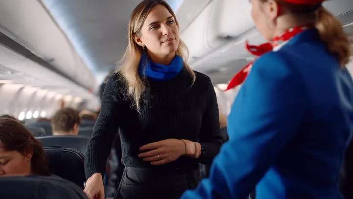 O comissário de bordo sussurrou: "Você precisa sair deste avião imediatamente" - O passageiro ficou chocado ao saber a verdade..