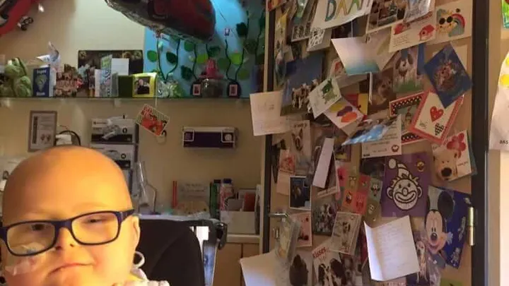 Groot Sinterklaas-fan Daan overleden, daags na het vervullen van zijn laatste wens door Stichting Opkikker
