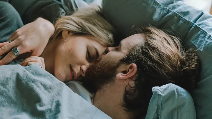 Dormir ensemble est-il une bonne chose pour votre relation ?