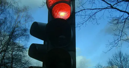 Dit gebeurt er als je je telefoon gebruikt terwijl je voor een rood stoplicht staat