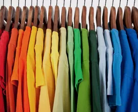 Das sagt die Farbe deiner Kleidung über deine Persönlichkeit.