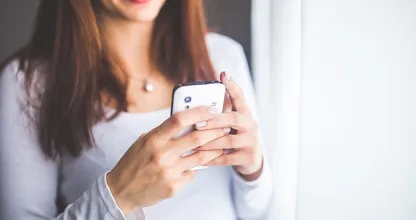 Dit doet het blauwe licht van je telefoon dus echt met je gezondheid
