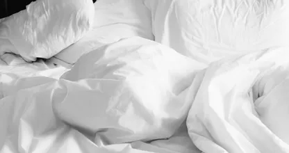 Dit is waarom jij je bed op zou moeten maken met natte lakens