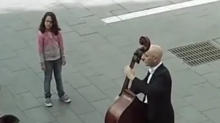 Ce musicien de rue était ignoré de tous, mais une petite fille a tout changé