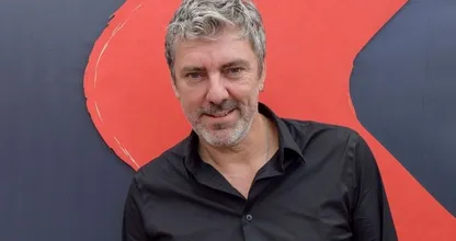 Zien: Ruud de Wild heeft haren zomers blond geverfd 