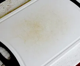 Du hast Flecken auf deinem Schneidebrett? So wirst du sie im Handumdrehen los!