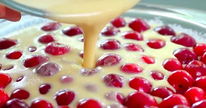 Einfach Teig über Kirschen gießen und dann bekommst du diese Kirschtorte die alles toppt!