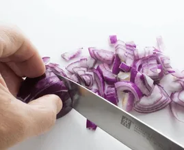 Wow! Questo trucco di TikTok rende molto più facile affettare le cipolle