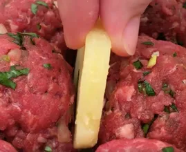 Sie legt Kartoffelscheiben zwischen Frikadellen und das Ergebnis ist einfach unglaublich!