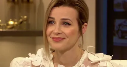 Victoria Koblenko onder vuur door foto van haar zoontje in zwembad