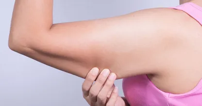 Hast du auch Hängearme? Dann solltest du diese 3 Übung machen.