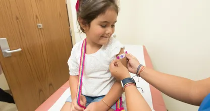 Experts willen ouderen beschermen door kinderen griepprik aan te bieden