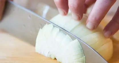 Zwiebeln schneiden ohne dabei zu weinen? Das geht so!