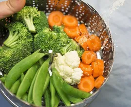Groente stomen of koken: wat is nou eigenlijk het verschil?