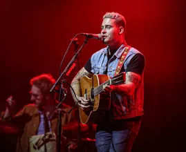 Douwe Bob zit zonder band na beslissing afzeggen tournee