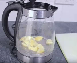 Aus diesem Grund solltest du ab und zu Zitronenscheiben in den Wasserkocher legen