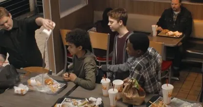 Adolescente es intimidado en Burger King. ¡No te vas a creer cómo reacciona la gente!