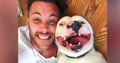 Warum nahm die Polizei diesem Mann seinen adoptierten Hund weg, nachdem er dieses Selfie ins Internet stellte?