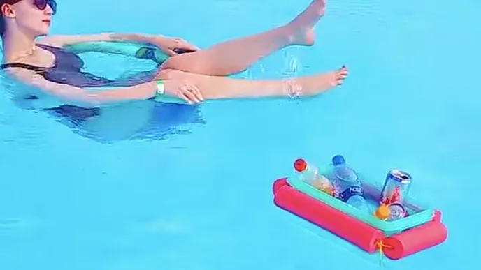Aus einer Schwimmnudel diesen genialen, schwimmenden Getränkehalter basteln!