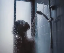 3 gewoontes onder de douche waar je per direct mee moet stoppen