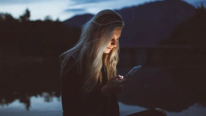 Is het blauwe licht van je telefoon en laptop echt slecht voor je huid?