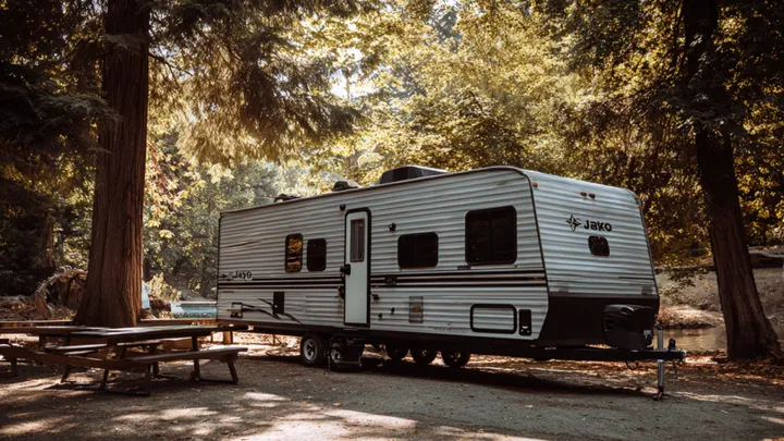 Família de sete pessoas vendeu casa para comprar caravana, mas agora ganha uma fortuna com isso