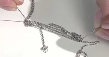 Mit dieser Technik löst du kleine Knoten in deiner Halskette mühelos!