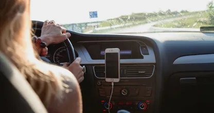 Dit is waarom je je beter niet kunt insmeren voordat je in de auto stapt