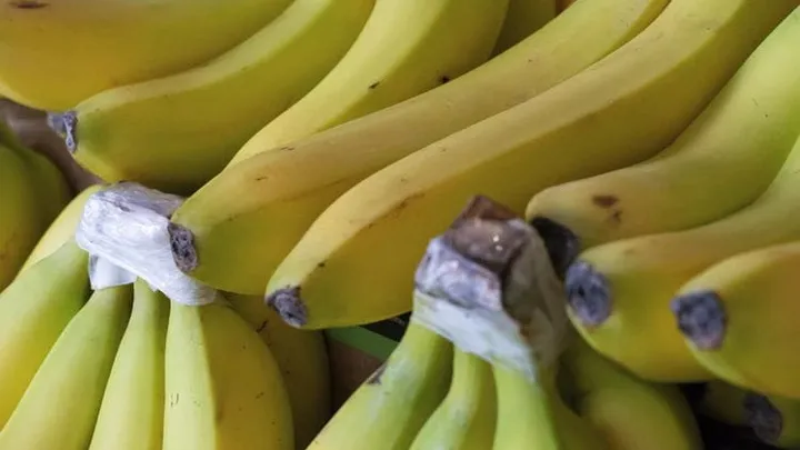 Voici pourquoi vous devriez démarrer votre journée par un verre d’eau chaude et une banane