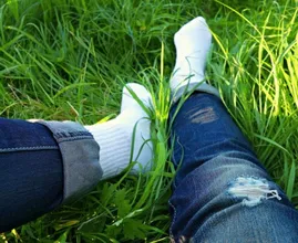 Getting grass stains out of your jeans is super easy if you use THIS trick!